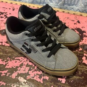ETNIES grey and black youth boys sneakers sz 3